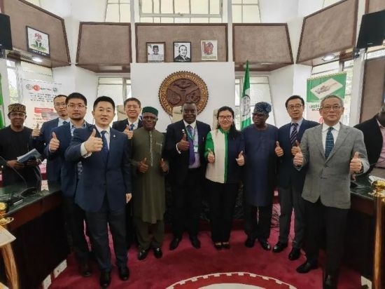 3月21日，與會(huì)嘉賓在首屆拉各斯論壇現(xiàn)場(chǎng)合影留念。（圖片由中國(guó)駐拉各斯總領(lǐng)事館提供）