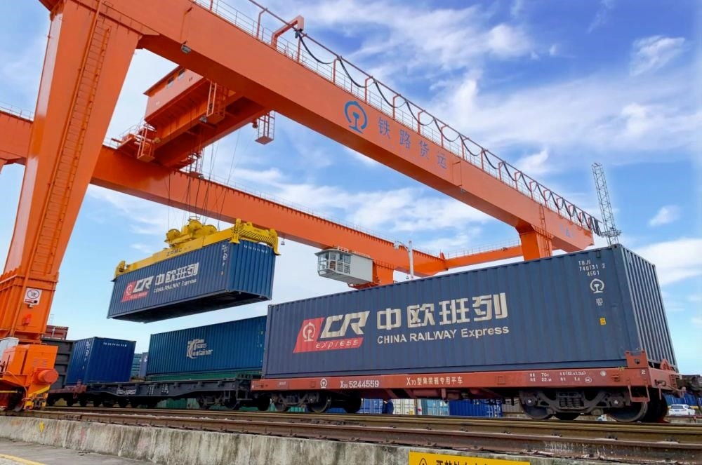 △2022年4月29日，在安徽合肥北站物流基地集裝箱作業(yè)區(qū)，準(zhǔn)備發(fā)運(yùn)的中歐班列集裝箱。