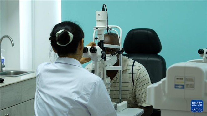 3月4日，在多米尼克羅索的中多友誼醫(yī)院眼科中心，援多醫(yī)療隊成員、南方醫(yī)科大學(xué)第三附屬醫(yī)院眼科主治醫(yī)師魯志卿為病人做檢查。新華社記者 王朝 攝