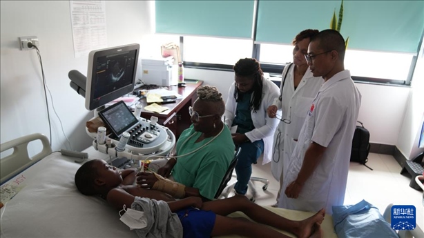 3月4日，在多米尼克羅索的中多友誼醫(yī)院，援多醫(yī)療隊成員、南方醫(yī)科大學(xué)第五附屬醫(yī)院心血管內(nèi)科主治醫(yī)師駱志鵬與當(dāng)?shù)蒯t(yī)生共同診療。新華社記者 王朝 攝