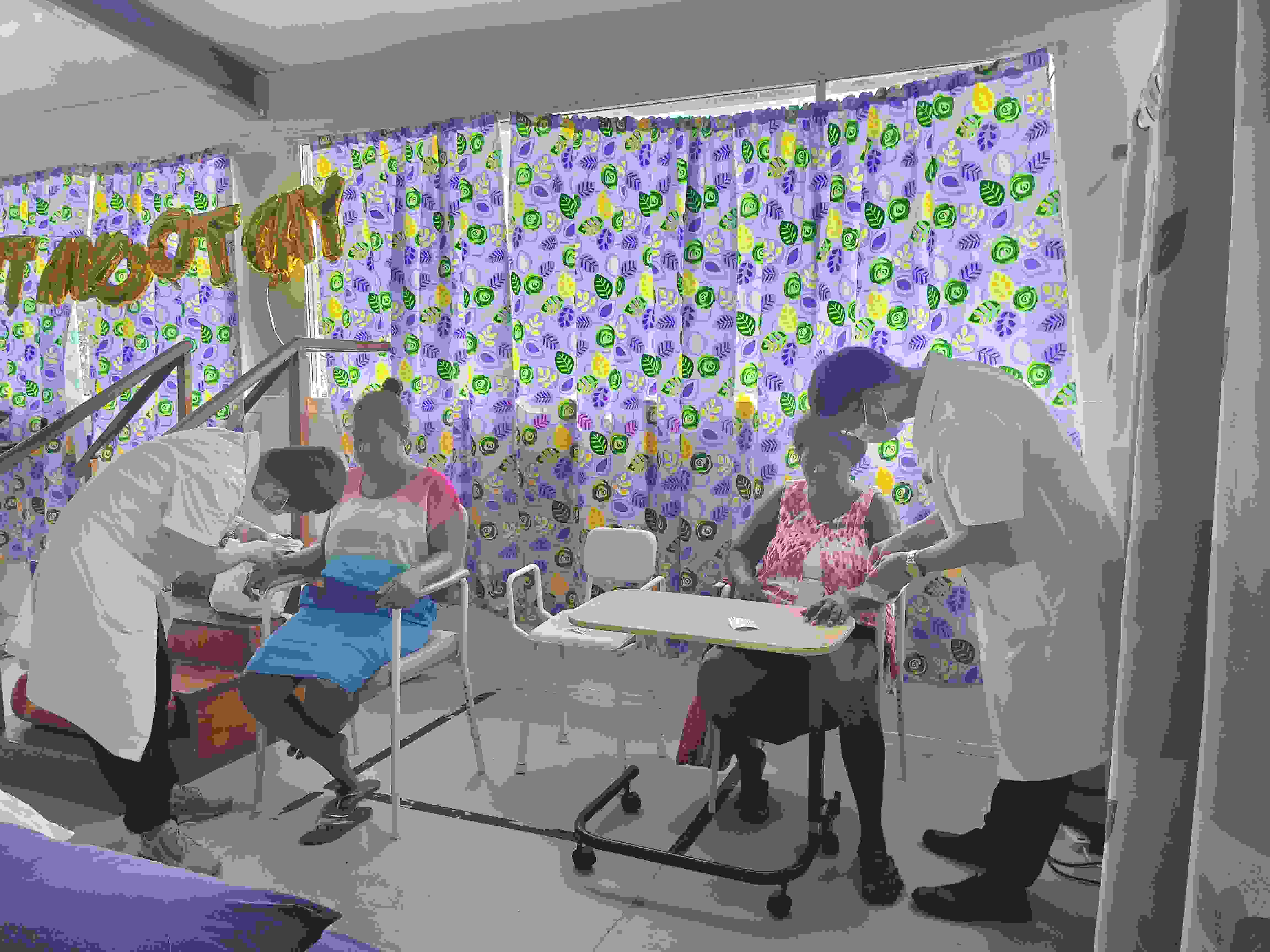 2023年7月3日，中國援助所羅門群島醫(yī)療隊針灸大夫在所羅門群島首都霍尼亞拉國家轉診醫(yī)院為患者治療。