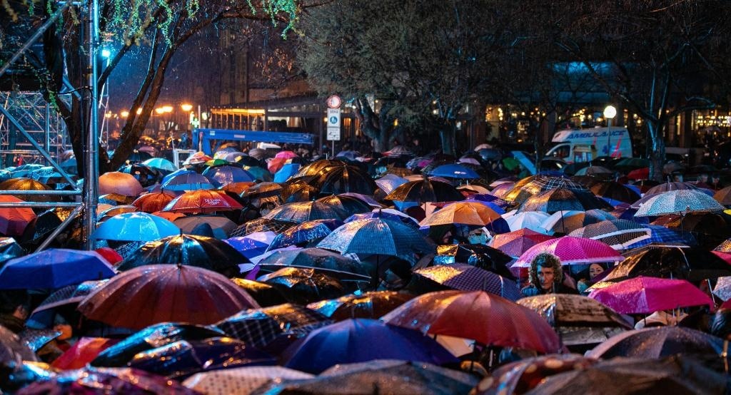 3月24日，在塞爾維亞南部城市普羅庫普列，人們參加北約轟炸南聯(lián)盟遇難者悼念儀式。新華社發(fā)（王韡攝）