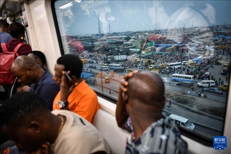 2月28日，在尼日利亞拉各斯，人們乘坐輕軌藍(lán)線列車。新華社記者 韓旭 攝