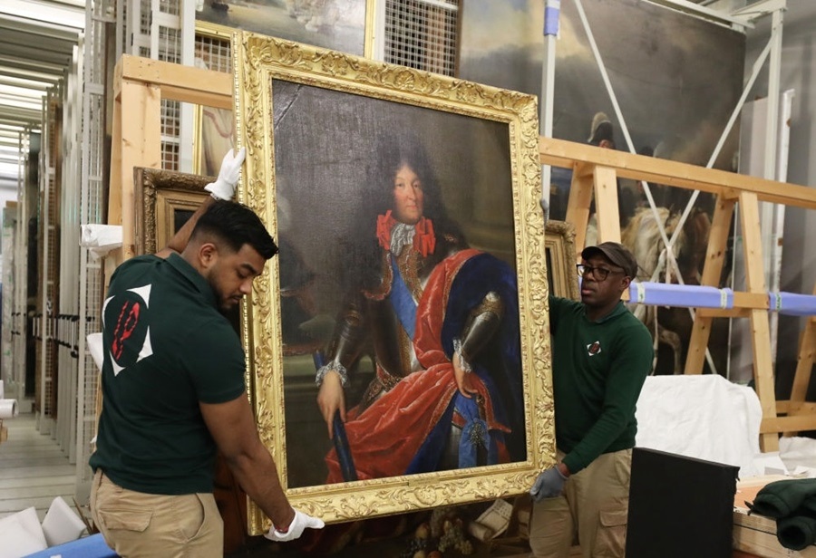  2024年3月11日，在法國巴黎近郊的凡爾賽宮，工作人員準備打包油畫《路易十四戎裝像》。在2024年中法建交60周年暨中法文化旅游年之際，凡爾賽宮和故宮博物院將于4月至6月在故宮共同舉辦“凡爾賽宮與紫禁城”展覽。凡爾賽宮工作人員將70余件法方展品打包裝箱，計劃在不久之后將其運往北京。新華社記者 高靜 攝
