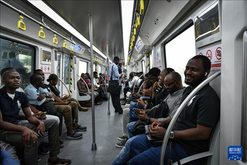 2月28日，在尼日利亞拉各斯，人們乘坐輕軌藍(lán)線列車。新華社記者 韓旭 攝
