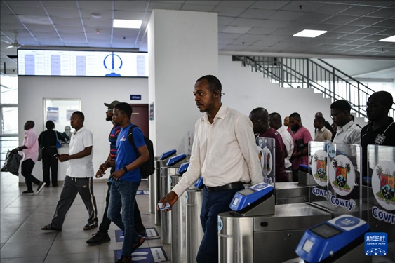 2月28日，在尼日利亞拉各斯，人們在輕軌藍(lán)線碼頭站刷卡出站。新華社記者 韓旭 攝