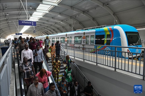 2月28日，在尼日利亞拉各斯，人們在輕軌藍(lán)線碼頭站下車出站。新華社記者 韓旭 攝