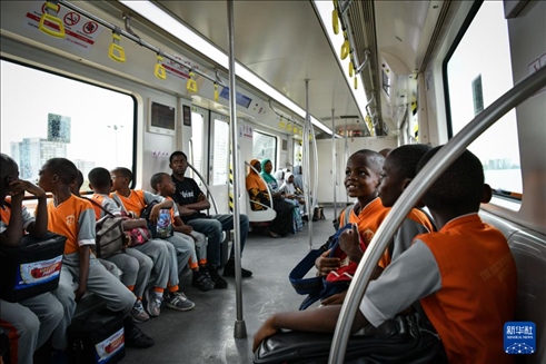 2月28日，在尼日利亞拉各斯，一所小學(xué)的學(xué)生們體驗乘坐輕軌藍(lán)線列車。新華社記者 韓旭 攝