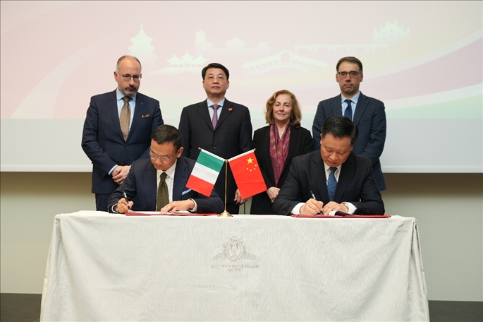 揚(yáng)州市政府與意大利中國商會(huì)簽署合作協(xié)議。 主辦方供圖