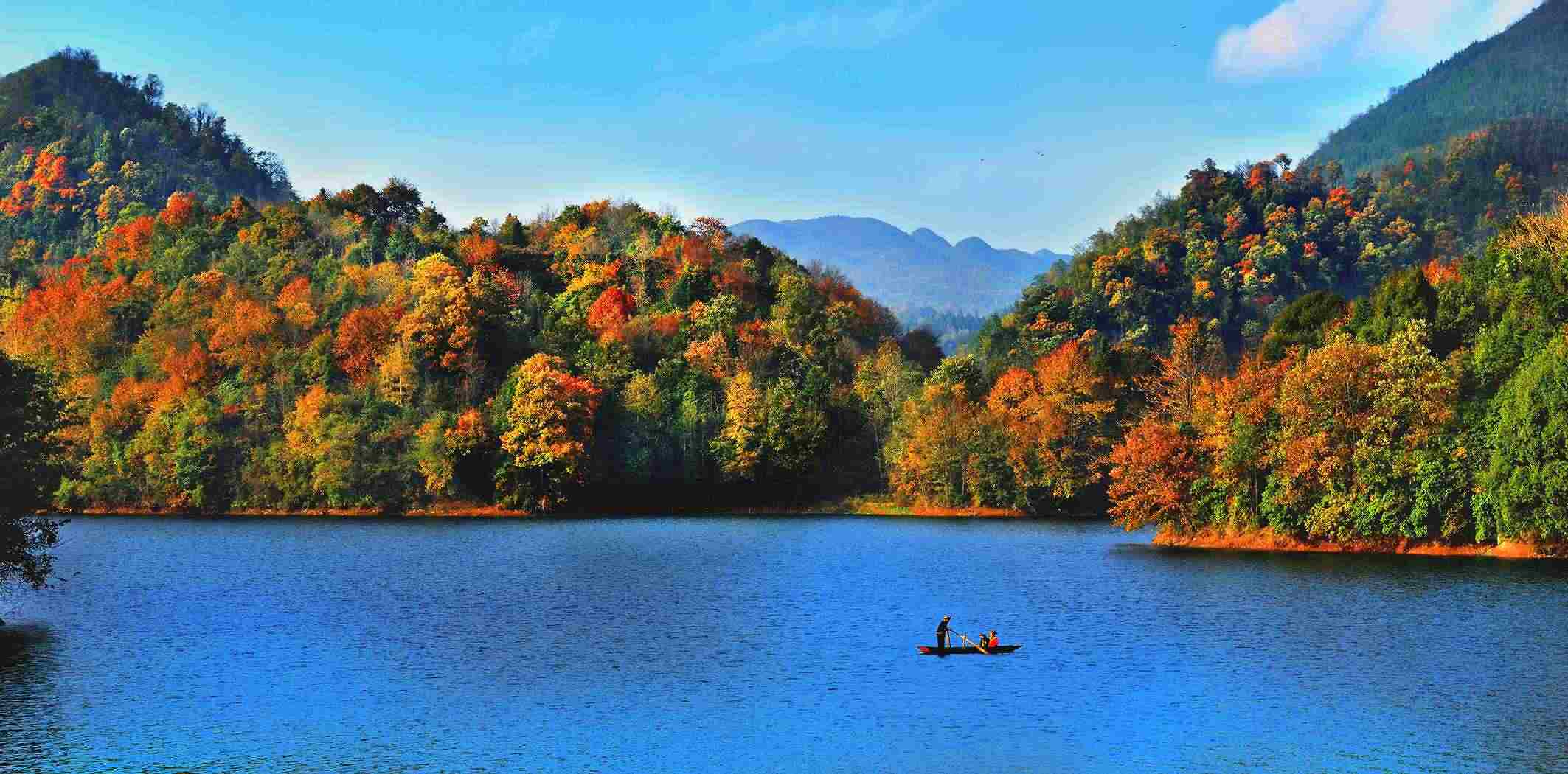 百里杜鵑湖好風光。羅冠宇 攝