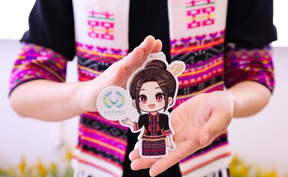 △2024年3月22日，博鰲機(jī)場(chǎng)工作人員展示“博鰲香”香氛卡片。