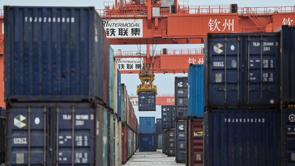 △2023年5月11日，在廣西欽州鐵路集裝箱中心站，塔吊在下卸集裝箱。近年來(lái)，在RCEP政策紅利推動(dòng)下，中國(guó)與東盟產(chǎn)業(yè)合作不斷深化，助力區(qū)域經(jīng)濟(jì)發(fā)展。