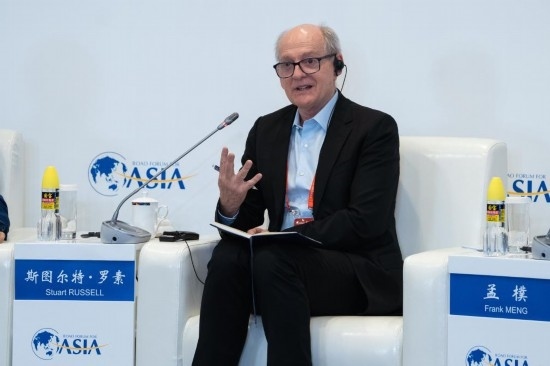 3月27日，《人工智能：現(xiàn)代方法》作者、加州大學(xué)伯克利分校計算機科學(xué)系教授斯圖爾特·羅素在分論壇上發(fā)言。新華社記者 曹夢瑤 攝