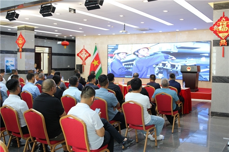 當(dāng)?shù)貢r(shí)間3月26日下午，中國品牌重型機(jī)械、載重車輛宣傳推介會在中國駐蘇里南大使館舉行。圖為宣介會現(xiàn)場。中國駐蘇里南大使館供圖