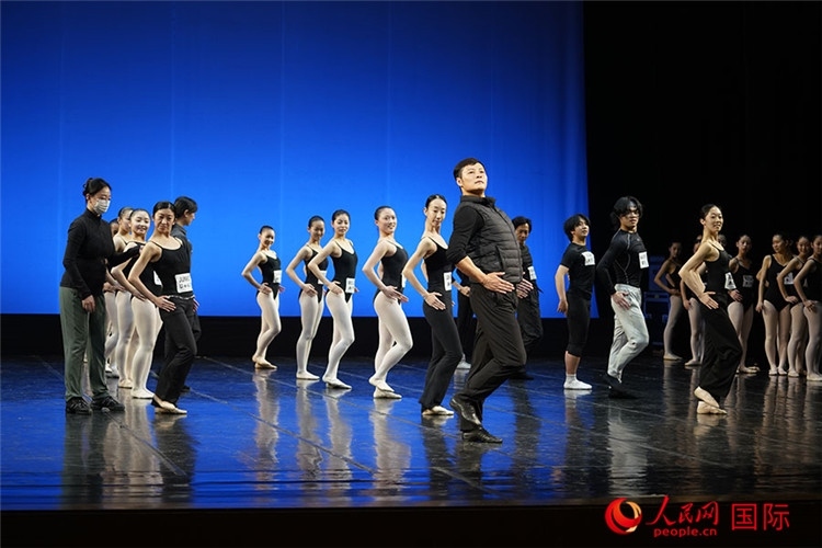 松山芭蕾舞團青年代表團成員在中央芭蕾舞團跟隨中方教師上課。人民網(wǎng)記者 張麗婭攝