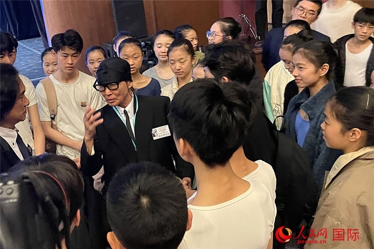 松山芭蕾舞團總代表清水哲太郎與中央芭蕾舞團舞蹈學(xué)校的學(xué)生們交流。人民網(wǎng)記者 張麗婭攝