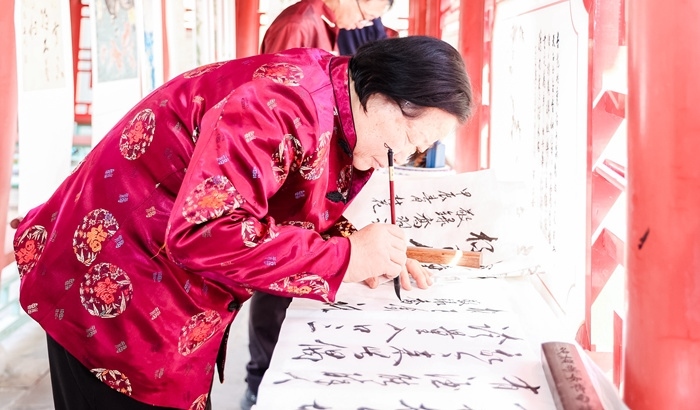 杏花節(jié)書(shū)畫(huà)展上書(shū)法家現(xiàn)場(chǎng)創(chuàng)作。受訪(fǎng)方供圖