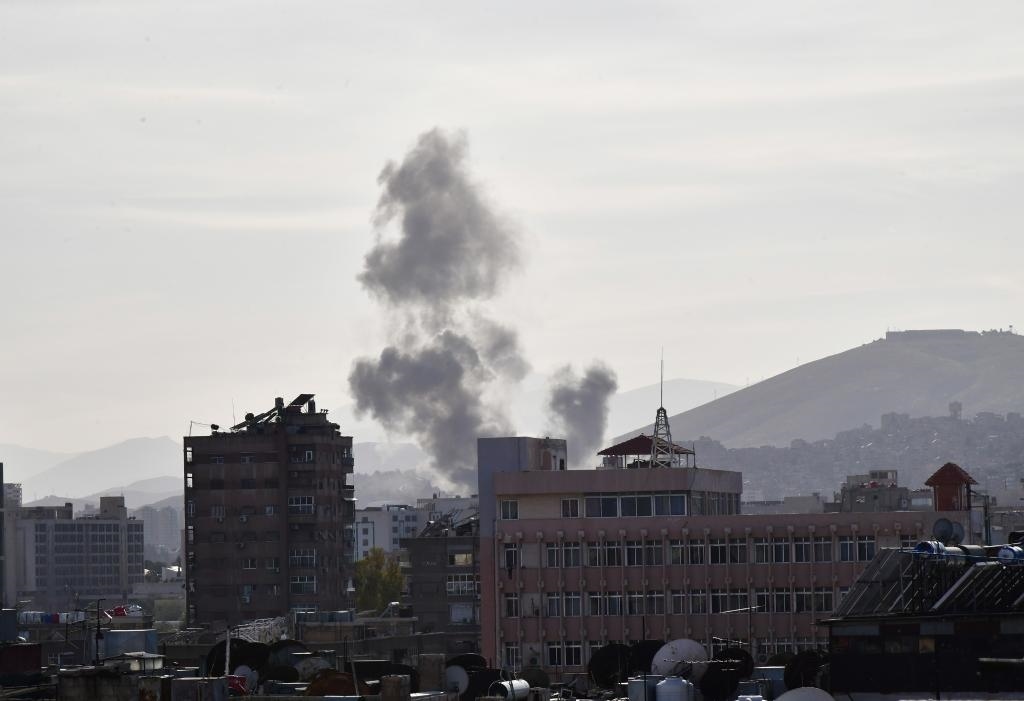這是4月1日在敘利亞首都大馬士革拍攝的爆炸后升起的濃煙。新華社發(fā)（阿瑪爾攝）