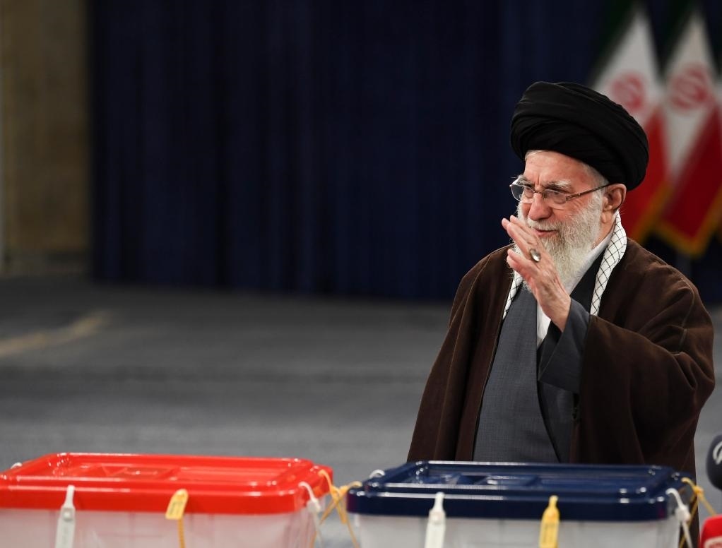 3月1日，在伊朗首都德黑蘭，伊朗最高領(lǐng)袖哈梅內(nèi)伊在設(shè)于領(lǐng)袖府內(nèi)的投票站投票。新華社記者沙達(dá)提攝