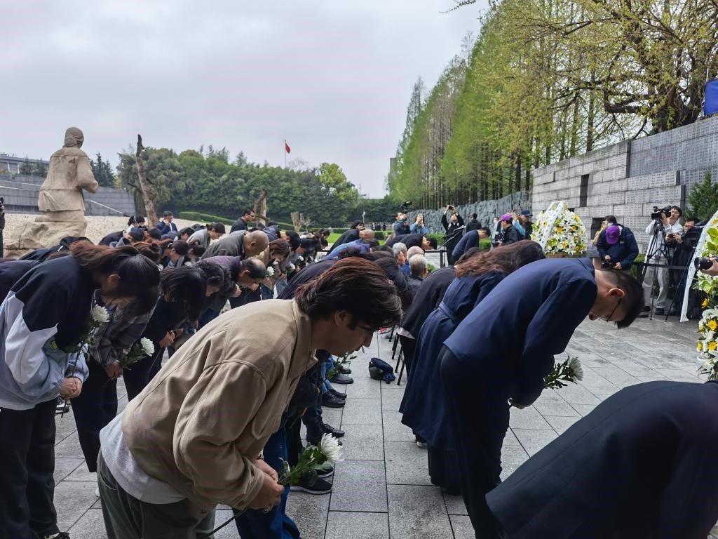 人們面向“哭墻”鞠躬。新華社記者邱冰清 攝