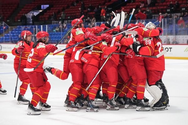 中國隊(duì)?wèi)c祝比賽勝利。圖片來源：國際冰聯(lián)