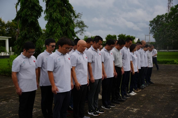 醫(yī)療隊隊員默哀。中國援桑醫(yī)療隊供圖