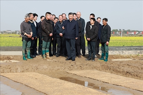 △2024年3月19日，習近平總書記在湖南省常德市鼎城區(qū)謝家鋪鎮(zhèn)港中坪村，察看秧苗培育和春耕備耕進展。