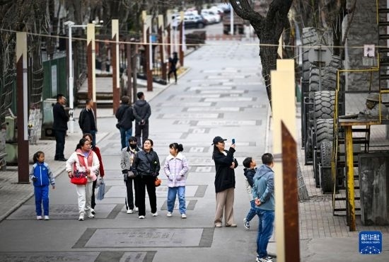 4月5日，游客在寧夏石嘴山市大武口洗煤廠工業(yè)遺址公園游覽。新華社記者 馮開華 攝
