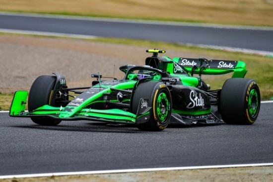 4月5日，索伯車隊(duì)中國(guó)車手周冠宇在練習(xí)賽中。新華社記者 張笑宇 攝