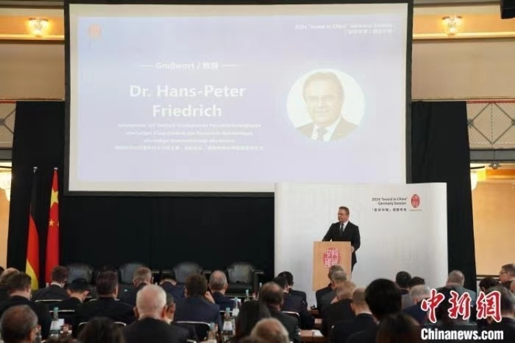 當(dāng)?shù)貢r間4月5日，由中國商務(wù)部主辦的“投資中國”德國專場推介活動在斯圖加特市舉行。中新社記者 馬秀秀 攝