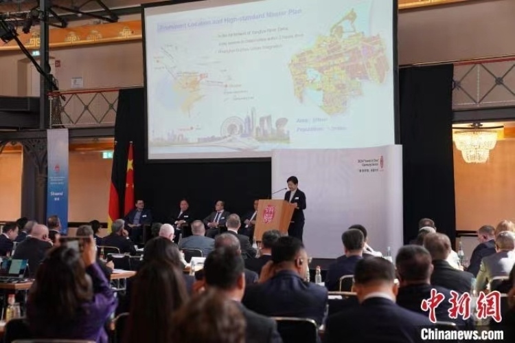 當(dāng)?shù)貢r間4月5日，由中國商務(wù)部主辦的“投資中國”德國專場推介活動在斯圖加特市舉行。中新社記者 馬秀秀 攝