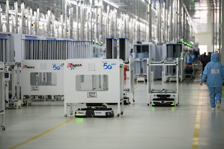 2024年1月10日，在位于浙江省金華市金義新區(qū)的潤馬光能集團金華工廠智能化生產車間里，AGV（自動導引運輸）小車忙碌穿梭在生產單元之間。圖源新華社