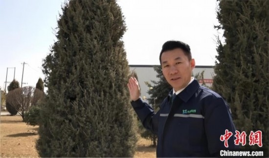 圖為王佐向記者介紹自己的新能源綠電廠區(qū)。白先森 攝