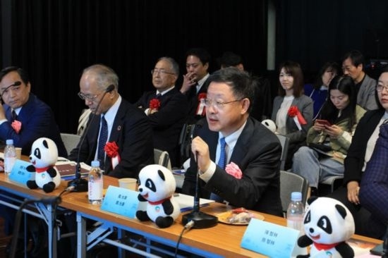 圖為四川省文化和旅游廳廳長(zhǎng)戴允康向日本友人介紹四川旅游資源。(中國(guó)駐東京旅游辦事處供圖)