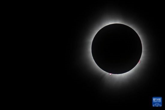 這是4月8日在美國紐約州普拉茨堡拍攝的日全食景觀。新華社發(fā)（文森特·約翰遜攝）
