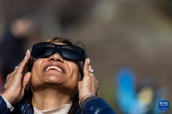 4月8日，一名女子在美國紐約州普拉茨堡觀看日食。新華社發(fā)（文森特·約翰遜攝）