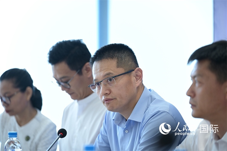 緬甸中國企業(yè)商會會長、工商銀行仰光分行行長劉銘介紹有關(guān)情況-人民網(wǎng)記者謝佳君攝