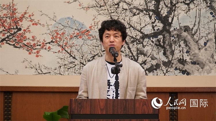 影片導(dǎo)演竹內(nèi)亮致辭。人民網(wǎng) 蔣曉辰攝