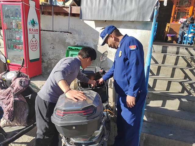 拉薩市消防救援支隊組織開展電動自行車消防安全檢查工作。受訪者供圖
