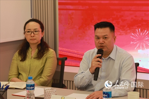 巴西和統(tǒng)會(huì)會(huì)長(zhǎng)張小春（右）在座談會(huì)上致辭。人民網(wǎng)記者 陳海琪攝