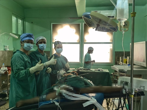 蔣國(guó)慶醫(yī)生（左）和當(dāng)?shù)蒯t(yī)生慶祝手術(shù)成功。中國(guó)援桑醫(yī)療隊(duì)供圖