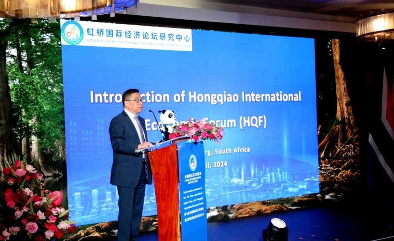 虹橋國(guó)際經(jīng)濟(jì)論壇研究中心副理事長(zhǎng)、商務(wù)部國(guó)際貿(mào)易經(jīng)濟(jì)合作研究院副院長(zhǎng)俞子榮致辭。（圖片來(lái)源：中國(guó)國(guó)際進(jìn)口博覽會(huì)官微）