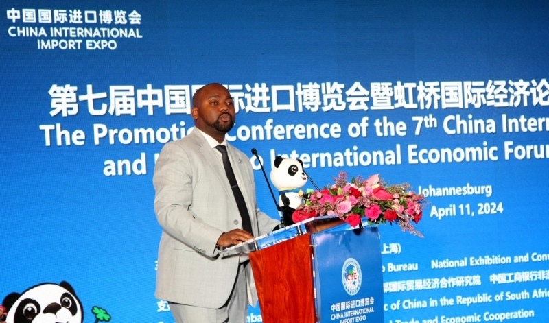 標(biāo)準(zhǔn)銀行集團(tuán)企業(yè)與商業(yè)銀行部國(guó)際貿(mào)易總經(jīng)理武巴致辭。（圖片來(lái)源：中國(guó)國(guó)際進(jìn)口博覽會(huì)官微）