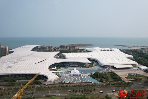 航拍第四屆消博會主會場。人民網(wǎng)記者 孟凡盛攝