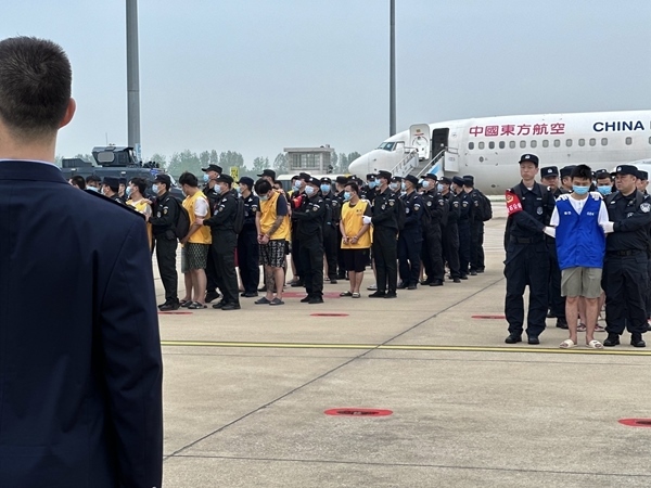 中國籍涉賭詐違法犯罪嫌疑人從柬埔寨被押解回國。人民網(wǎng)記者 郝萍攝