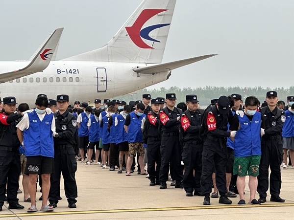 中國籍涉賭詐違法犯罪嫌疑人從柬埔寨被押解回國。人民網(wǎng)記者 郝萍攝