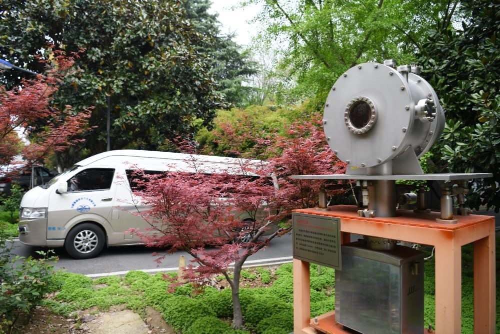 2024年4月6日，在位于安徽合肥的中國科學(xué)技術(shù)大學(xué)，自主研制的原位實驗裝置準備運往上海光源開展實驗。