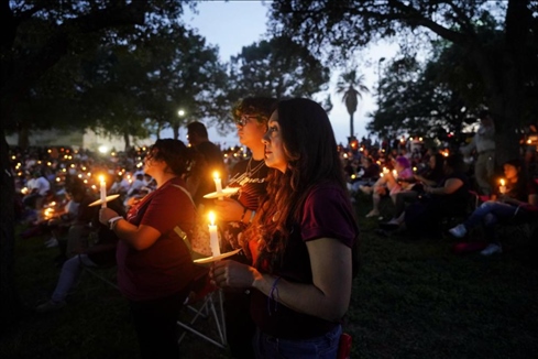 2023年5月24日，在美國(guó)得克薩斯州小城尤瓦爾迪，人們參加守夜儀式悼念校園槍擊遇害者。新華社記者吳曉凌攝