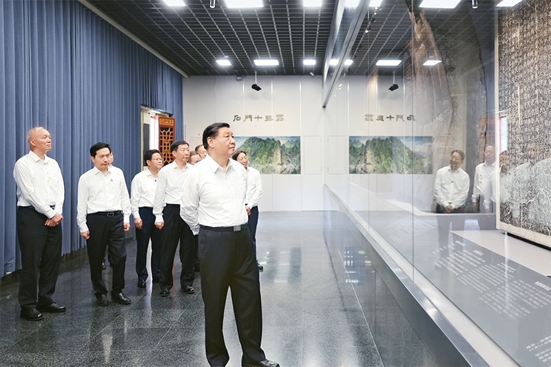 2023年7月29日，中共中央總書記、國家主席、中央軍委主席習(xí)近平在四川考察結(jié)束返京途中，來到陜西省漢中市考察。這是習(xí)近平參觀漢中市博物館有關(guān)歷史文物展陳。 新華社記者 鞠鵬/攝