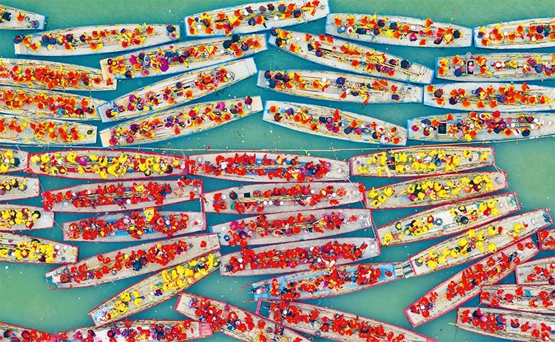 溱潼會(huì)船由南宋相沿至今，歷經(jīng)數(shù)百年傳承，被列入國家級(jí)非物質(zhì)文化遺產(chǎn)名錄。圖為2024年4月6日在江蘇省泰州市姜堰區(qū)溱湖國家濕地公園參加會(huì)船表演的船只。 新華社發(fā) 湯德宏/攝